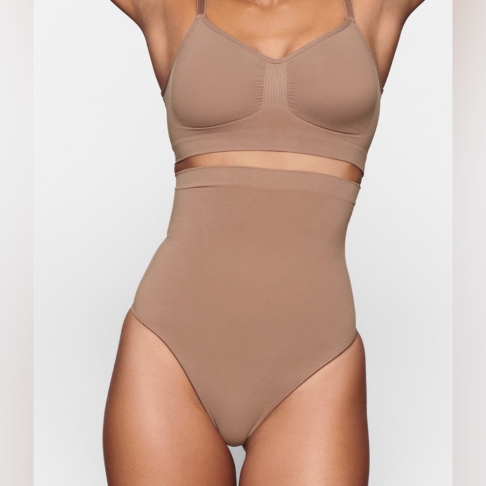 Skims seamless sculpt high waisted thong size medium color sienna‎